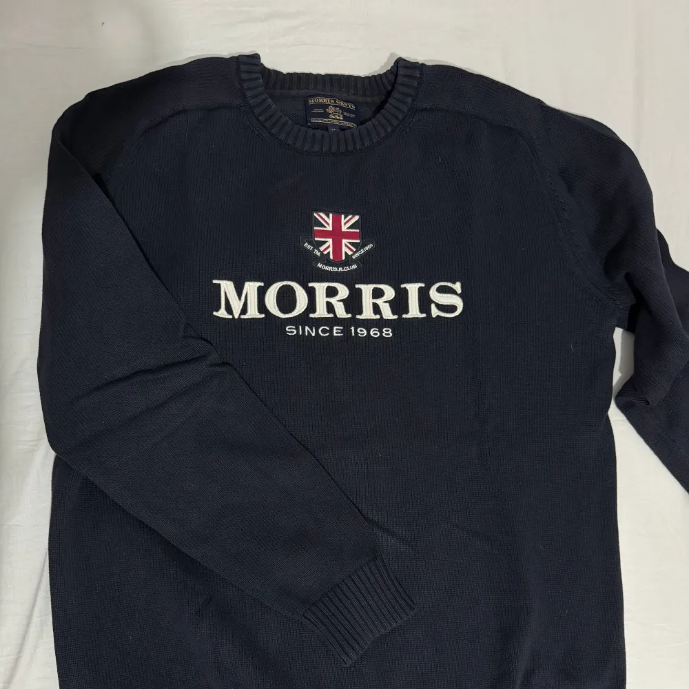 Stickad marinblå Morris tröja i storlek xl.. Tröjor & Koftor.