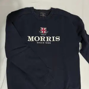 Stickad marinblå Morris tröja i storlek xl.