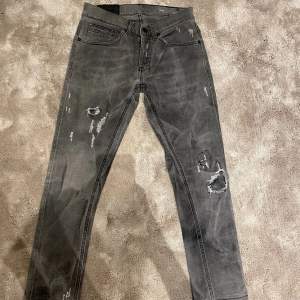 Snygga gråa dondup jeans med slitningar. Jeansen är använda men inga som helst defekter. Priset kan diskuteras
