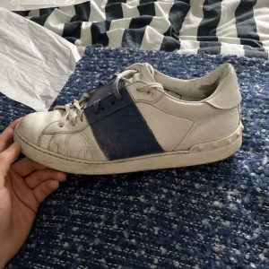 Valentino Open 43 - Tja! Säljer nu dessa sköna valentino open då de ej kommer till användning mer. De är i använt skick men har än kvar att ge! Hojta till ifall frågor dyker upp, låda tillkommer.   // Max