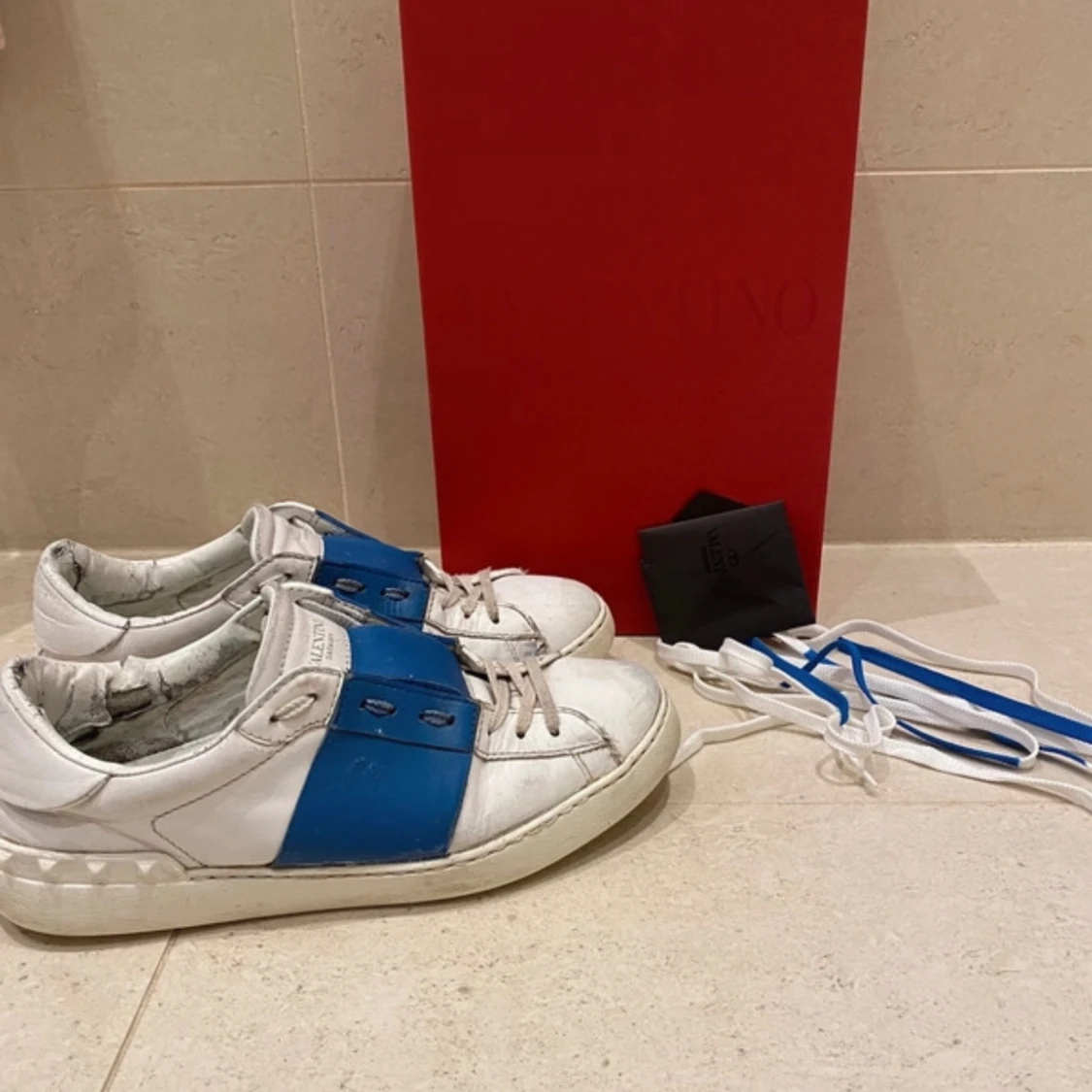 Valentinos skor blåa  - 90