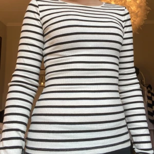 Randig tajt tröja - En jätte fin randig tajt långärmad tröja från H&M. Använd få gånger så är i bra skick. Jätteskönt material och sitter helt perfekt💗