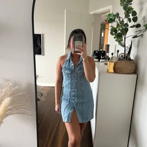 Jeansklänning - Denna klänning passar tyvärr inte längre som syns på första bilden. Men jätte fin från zara i XS❤️