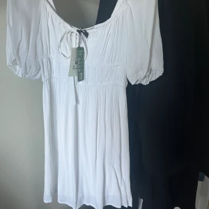 Klänning - En vit klänning, passar även som studentklänning! Helt ny från bikbok, endast provad🥰 Nypris 499