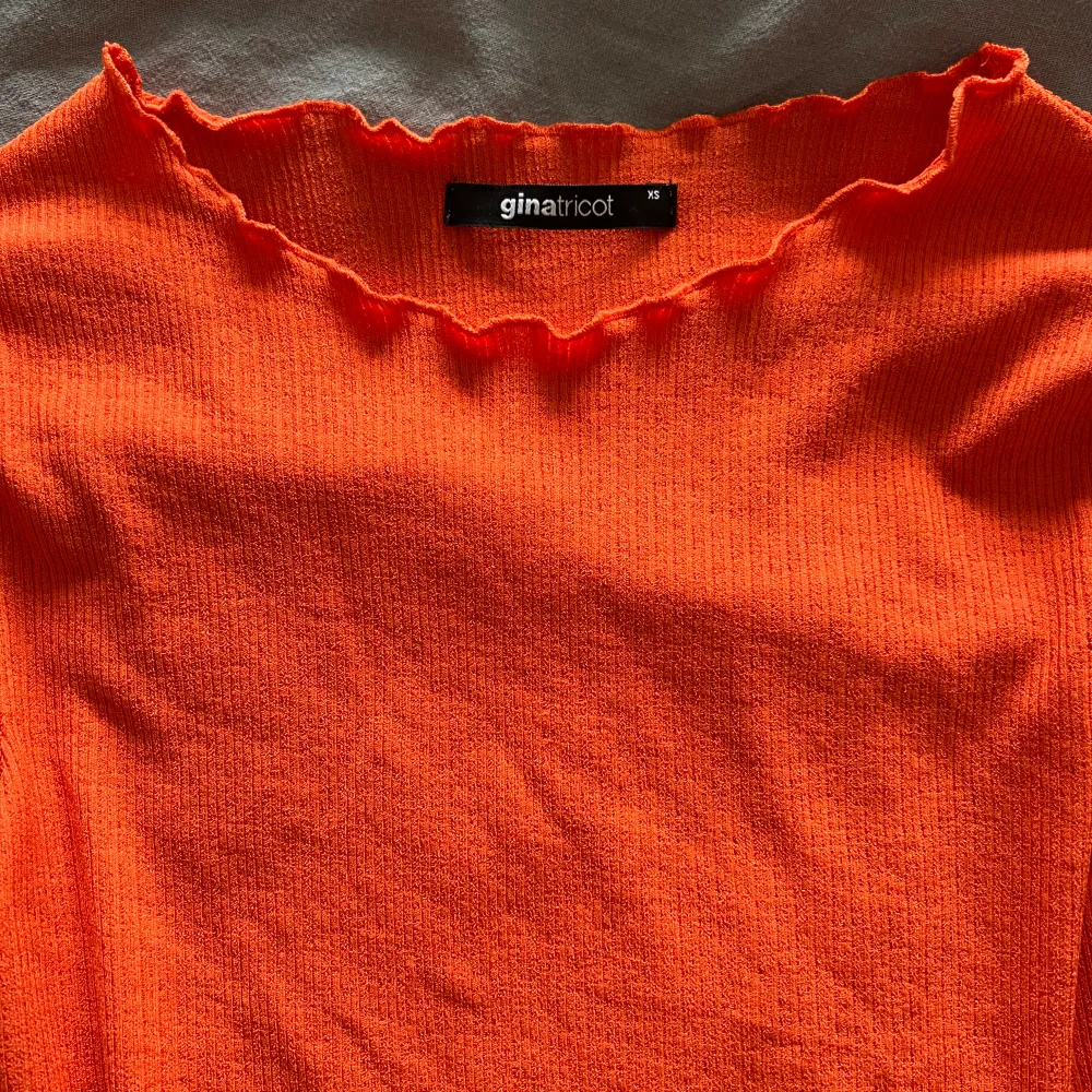 Denna tröja är super fin färg till sommaren och våren. Tröjan är tunnt material och lite genomskinlig. Den är från Gina tricot i storlek XS men passar även S. Super fint skick utan tecken på användning ❤️. Tröjor & Koftor.