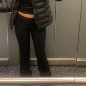 Lågmidjade kostymbyxor - Säljer mina lågmidjade svarats kostymbyxor från BikBok i storlek 34. Fint skick inte använda så jätte mycket då dom inte kommer till användning längre bara😊nypris 499