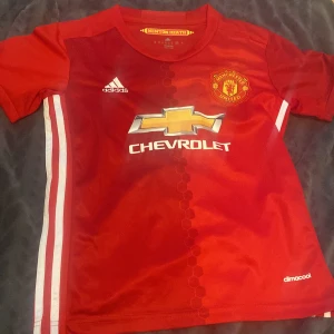 Retro Manchester United storlek 152 tröja Rooney köpt i Spanien  - 10/10 skick använd en gång typ men passade inte mig men riktigt snygg för United fans som mig rekommender verkligen retro fotbollströjor går oftast inte att få tag på nu kolla in andra retro tröjor i profilen i samma storlek fotboll