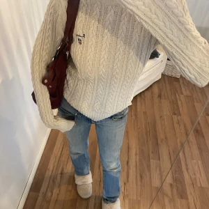 Bondelid tröja  - Stickad tröja från bondelid ❤️ Älskar denna tröja, den är väl omhändertagen och i fint skick.   strl M men sitter bra på mig som är S.  