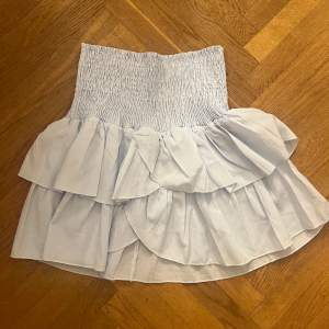 En fin kjol perfekt till sommaren. Storlek S och är använd 1 gång så i väldigt bra skick.🩵