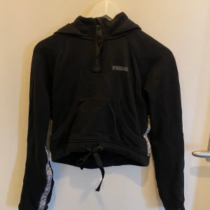 Gymstark hoodie - Croppad Gymshark Hoodie storlek s. 