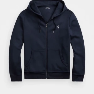 Ralph lauren zip hoodie - Tja. Säljer min skitsnygga zip hoodie från Ralph Lauren. Köpte den i sommras och endast andvänt den ett par enstaka gånger. Retail är ungefär 2000 på den. Skick 10/10 