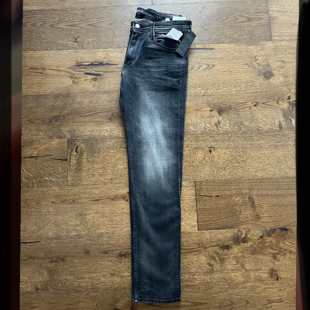 Säljer dessa helt nya Replay anbass jeans med tagsen kvar. Pris kan diskuteras vid snabb affär. Skriv om du har några frågor.. Jeans & Byxor.