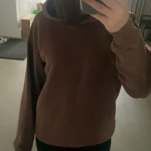 Hoodie - Superfin brun hoodie från gina! Är väl omhändertagen💗 Säljer pga att den inte kommer till användning