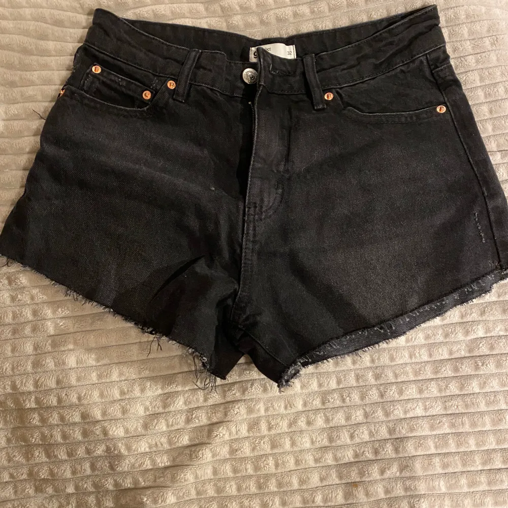 Svarta jeansshorts från Gina tricot. Nyskick, knappt använda.. Shorts.