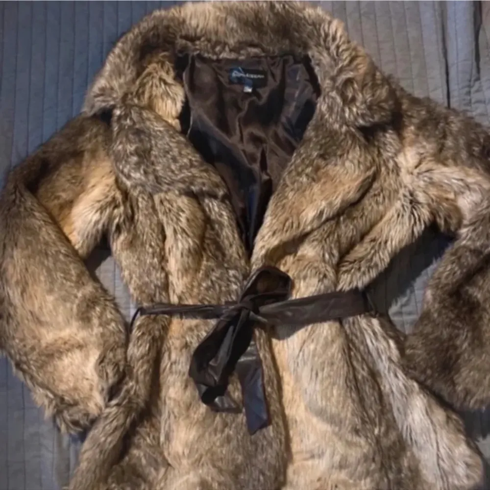 Säljer denna vintage snygga päls jackan då den tyväär inte passade mig, kontakta gärna vid frågor 💗💗. Jackor.