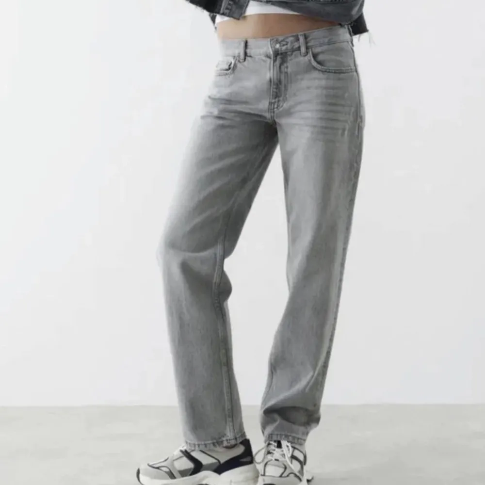 Säljer nu dessa gråa lågmidjade raka jeans från Gina tricot i storlek 34. Super fin färg och perfekt till någon färgglad stickad i vår. Hör av er vid frågor och funderingar, egna bilder till exempel!💕. Jeans & Byxor.