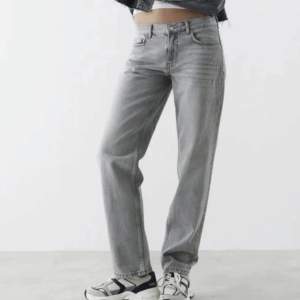 Säljer nu dessa gråa lågmidjade raka jeans från Gina tricot i storlek 34. Super fin färg och perfekt till någon färgglad stickad i vår. Hör av er vid frågor och funderingar, egna bilder till exempel!💕