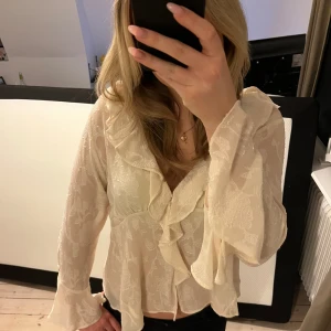 Zara blus - Super söt blus från zara använd en gång!🌸