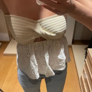 Zara topp - Jättefin topp från zara. Perfekt nu till sommaren. Säljer pga att den inte passar mig. Lånade bilder men skriv för egna💕