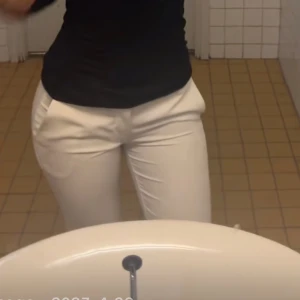 BikBok kostymbyxor - Ursnygga kostymbyxor från bikbok som tyvärr inte passar mig längre❣️lågmidjade och bootcut med slits. I modellen Vera. Säljer i både vit och svart!! 270kr/ st.