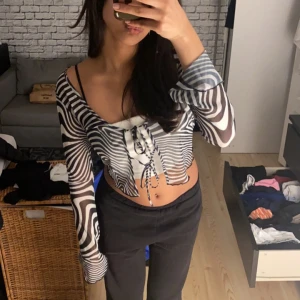 Kofta  - Extremt snygg kofta köpt på H&M flera år tillbaka. Zebra mönstrad som man knyter därframme med utsvängda armar.  Den är tunn och anpassar sig efter kroppsformen, storlek S