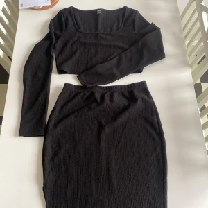 Topp och kjol - Från SHEIN, köpt för 169kr Slits i kjolen och en u-ringad topp För liten på mig därav säljer jag den!💕 