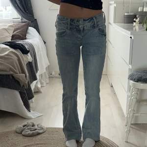 Lågmidjade Jeans från pacsun, använd endast 1 gång. Väldigt stretchiga. Säljer därför att de inte passar min stil. Midjemått: 70cm Innerbenslängd: 80 cm  