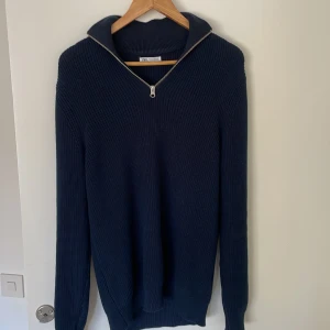 Zara half zip Storlek M - Använd två gånger kanske skick 10/10. Bara att skriva vid frågor. Storlek m men passar även S