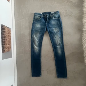 Dondup jeans - Ett par dondup jeans i storlek 30! Riktigt bra skick endast använda 4 gånger, Riktigt schyssta till sommaren skriv vid frågor🙌