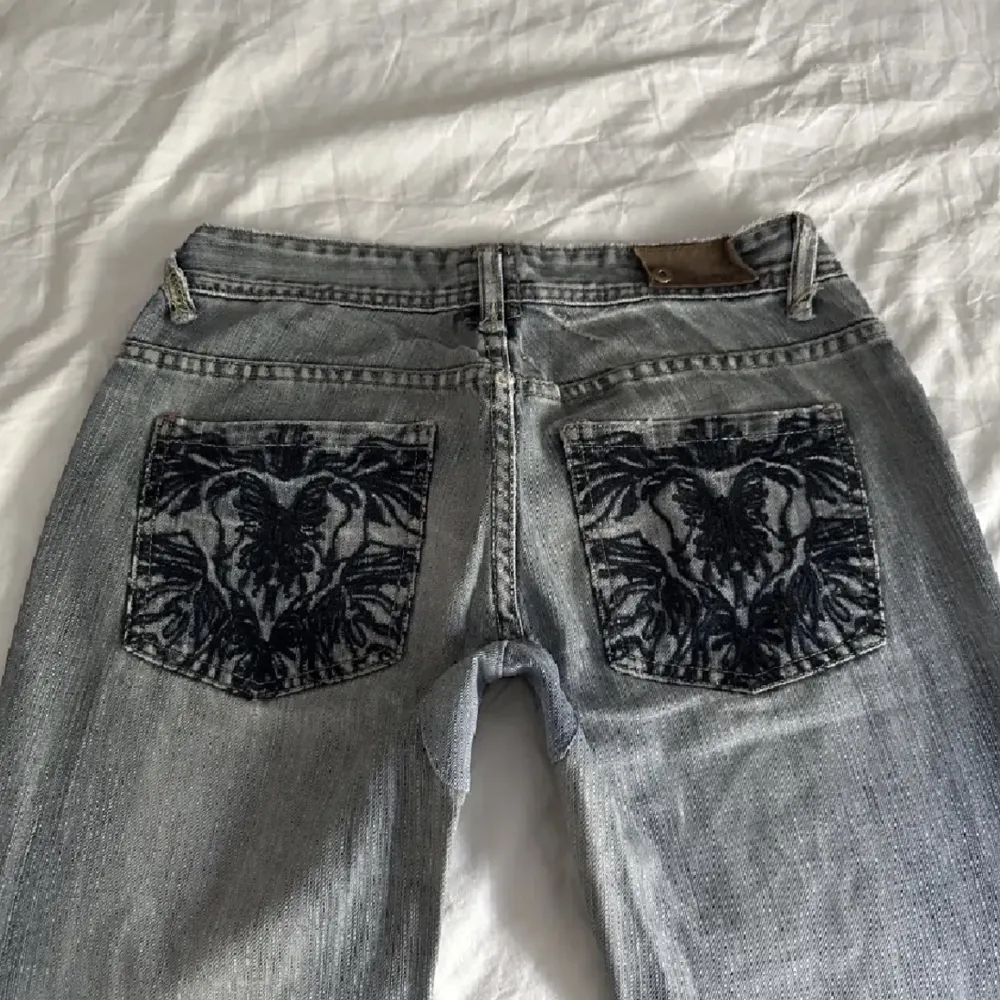 jättefina jeans med mönster på bakfickorna, bilderna är från personen jag köpte dom av för dom är för små för mig, skriv privat för mått 🫶🏻. Jeans & Byxor.