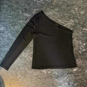 Superfin svart off-shoulder tröja från Ginatricot i storlek M. Använd en gång (nyskick) 💗