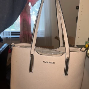 Väska grå/beige  - Super fin , en svart fläck osäker om den går bort  