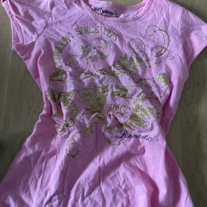  rosa tröja  -  En gullig rosa t-shirt mycket coola guld detaljer och sitter jättefint  Tryck gärna på köp nu