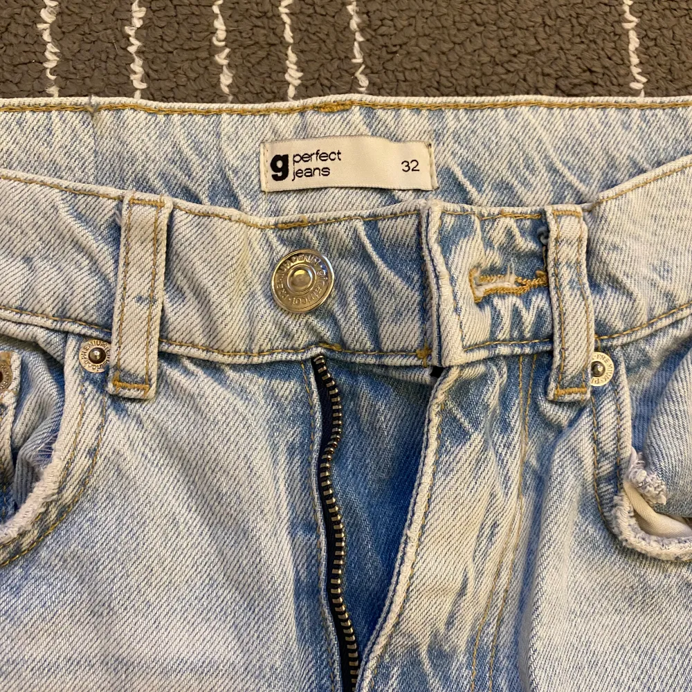ljusblåa jeans från Ginatricot och som är för små för mig och används aldrig. . Jeans & Byxor.