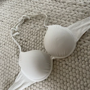 Vit bikini  - Vit bikini från H&M med mycket push up. Har använt typ 2 gånger. 