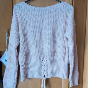 Stickad tröja - Säljer en jätte fin stickad tröja billigt då jag ska utomlands!