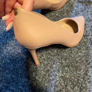 Guess högklackar - Storlek 37. Använda en gång.  Allt sker via Swish 