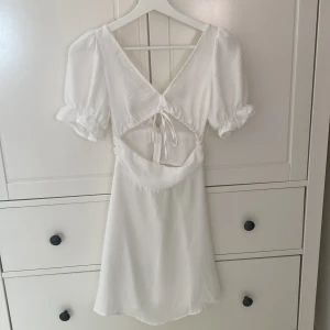 Superfin sommar klänning - Köptes från jag tror zalando 2022 (då det inte finns några lappar kvar vet jag inte riktigt) användes sedan på en skol avslutning, men har sen dess bara hängt i min garderob och kommer tyvärr inte till användning💕