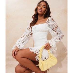 Vit klänning/studentklänning - Superfin vit klänning, perfekt till studenten!🤍 Klänningen är från Pretty Little Thing och är helt oanvänd, lappen och orginalförpackning finns kvar🥰 Den är i strl 38/M. Nypris 550 kr. Säljes pga att den inte passade. Kan mötas upp i Stockholm.