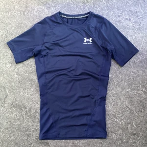 Under Armour compression shirt “midnight navy” - Under armour compression shirt i bra skick. Pris: 150kr. Storlek: Small. Skicka ett meddelande vid intresse.