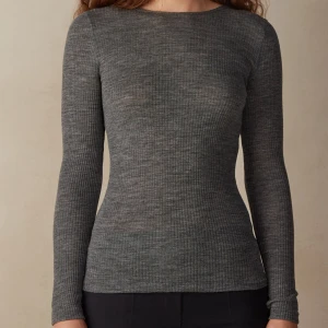 Intimissmi tröja - Super fin tröja, eftersom de är så stretchig skulle jag säga att den även passar s-xs. Nypris 500kr💗