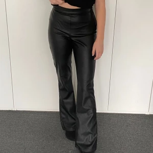 Bootcut skinnbyxor  - Skitsnygga och sköna byxor som tyvärr blivit för stora för mig. Fint skick 💘