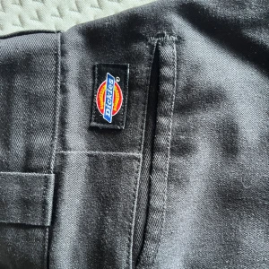 Dickies byxor  - Säljer mina älskade dickiesbyxor då det inte rikrigt är min stil längre! Det står tyvärr inte storlek men jag som är en  S/M passar dom perfekt. Brukar även vika ner kanten där uppe. För fler frågor är det bara att skriva❤️