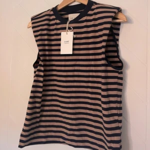 Esmé t shirt - Ny tröja med prislapp, har vadderade ärmar