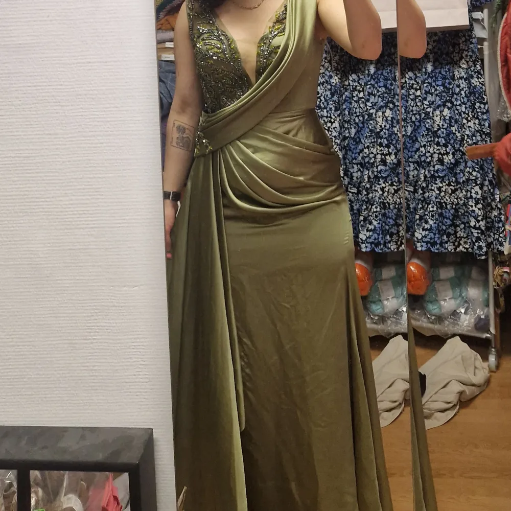 Säljer en jättefin grön balklänning som tyvärr inte passar mig :( Det förekommer några defekter som lösa trådar och lossade sömmar på några få ställen men annars är den i bra skick. Hör av dig om du har frågor eller funderingar :). Mekot.