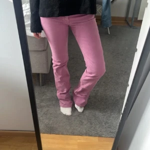 Rosa jeans  - Sjukt snygga rosa jeans. Storlek 32 men skulle mer säga att dom är som 34