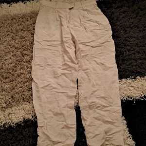 Linnebyxor - Linnebyxor ifrån H&M. Storlek 40