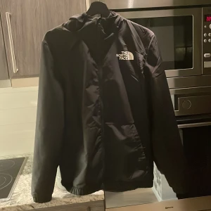 The north face höstjacka - The north face höst/tunn jacka använd ett fåtal gånger alltså ny skick.storlek S
