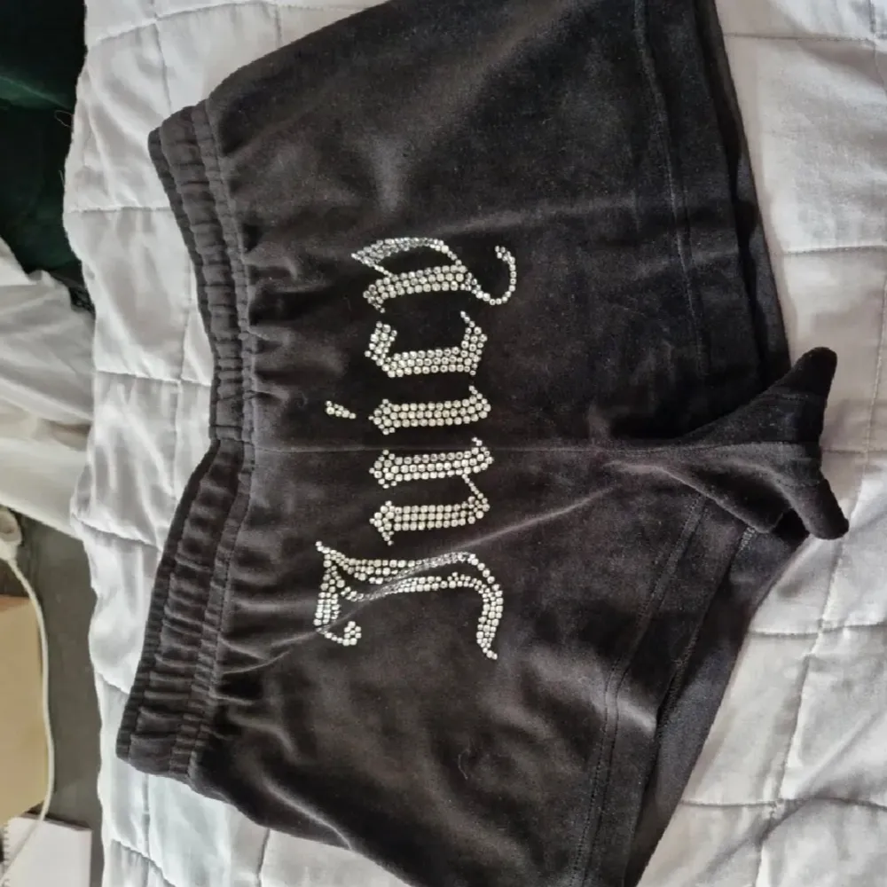 Juicy Couture shorts i svart färg 🖤 Storlek S, men passar även XS och M 🫶🏼 Helt felfria och använda fåtalet gånger, diamanter på baksidan  Dragkedjor i fram  Nypris 800:-, mitt pris 350 ❤️. Shorts.
