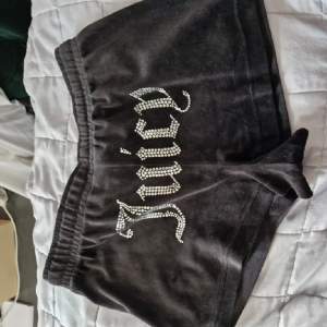 Juicy Couture shorts i svart färg 🖤 Storlek S, men passar även XS och M 🫶🏼 Helt felfria och använda fåtalet gånger, diamanter på baksidan  Dragkedjor i fram  Nypris 800:-, mitt pris 350 ❤️